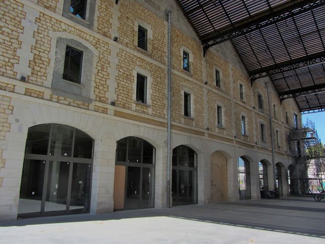 CASERNE NIEL DARWIN STREET ART