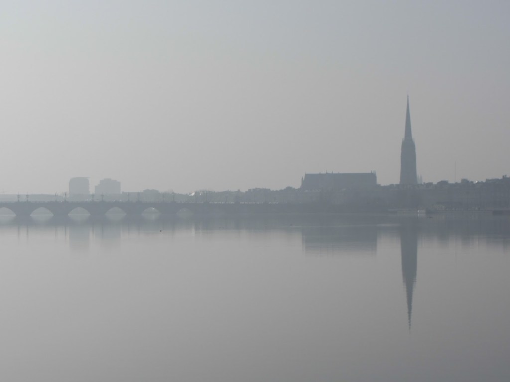 Fifty shade of grey Bordeaux